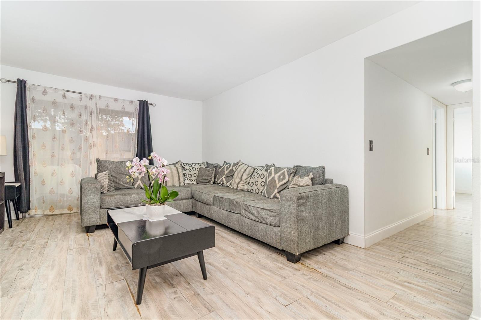 Image 4 of 30 For 924 Lake Destiny Road E