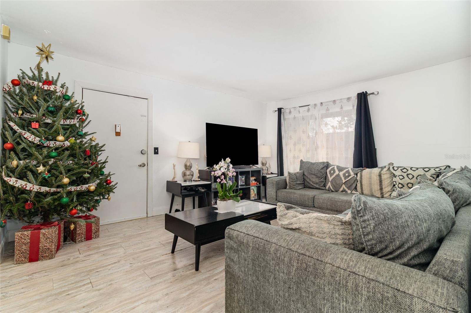 Image 5 of 30 For 924 Lake Destiny Road E