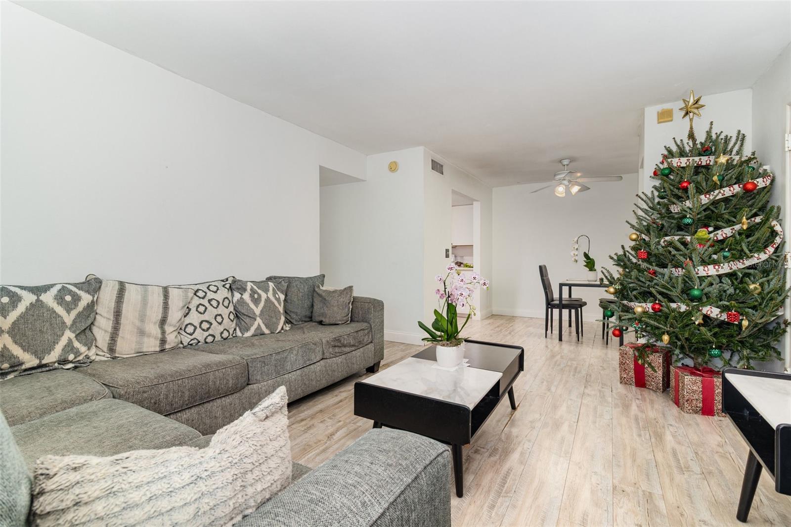 Image 6 of 30 For 924 Lake Destiny Road E