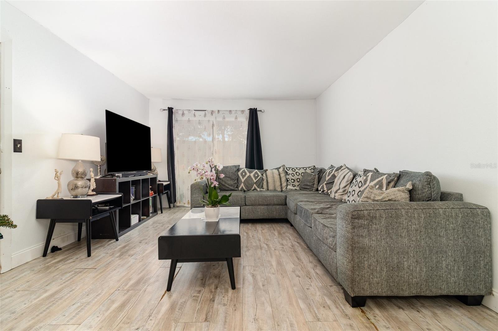 Image 7 of 30 For 924 Lake Destiny Road E