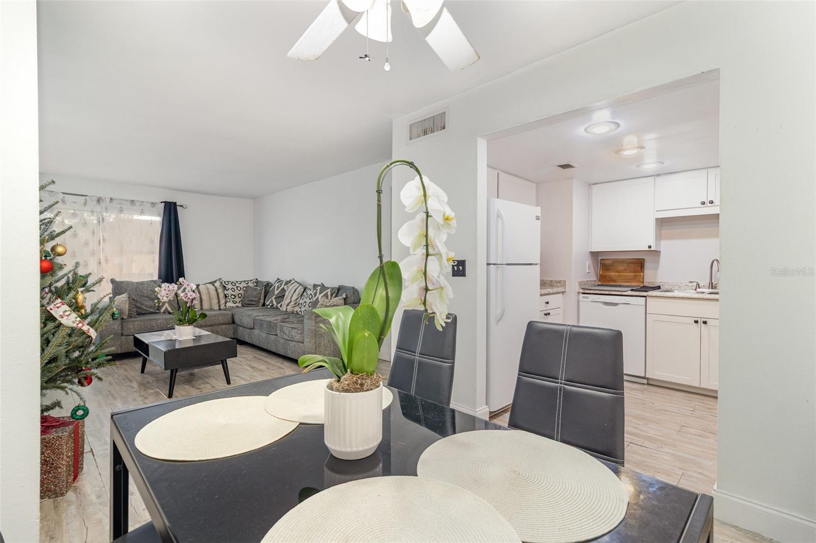 Image 8 of 30 For 924 Lake Destiny Road E