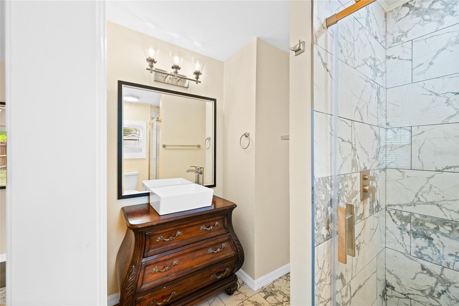 Image 14 of 39 For 245 Rhodes Street