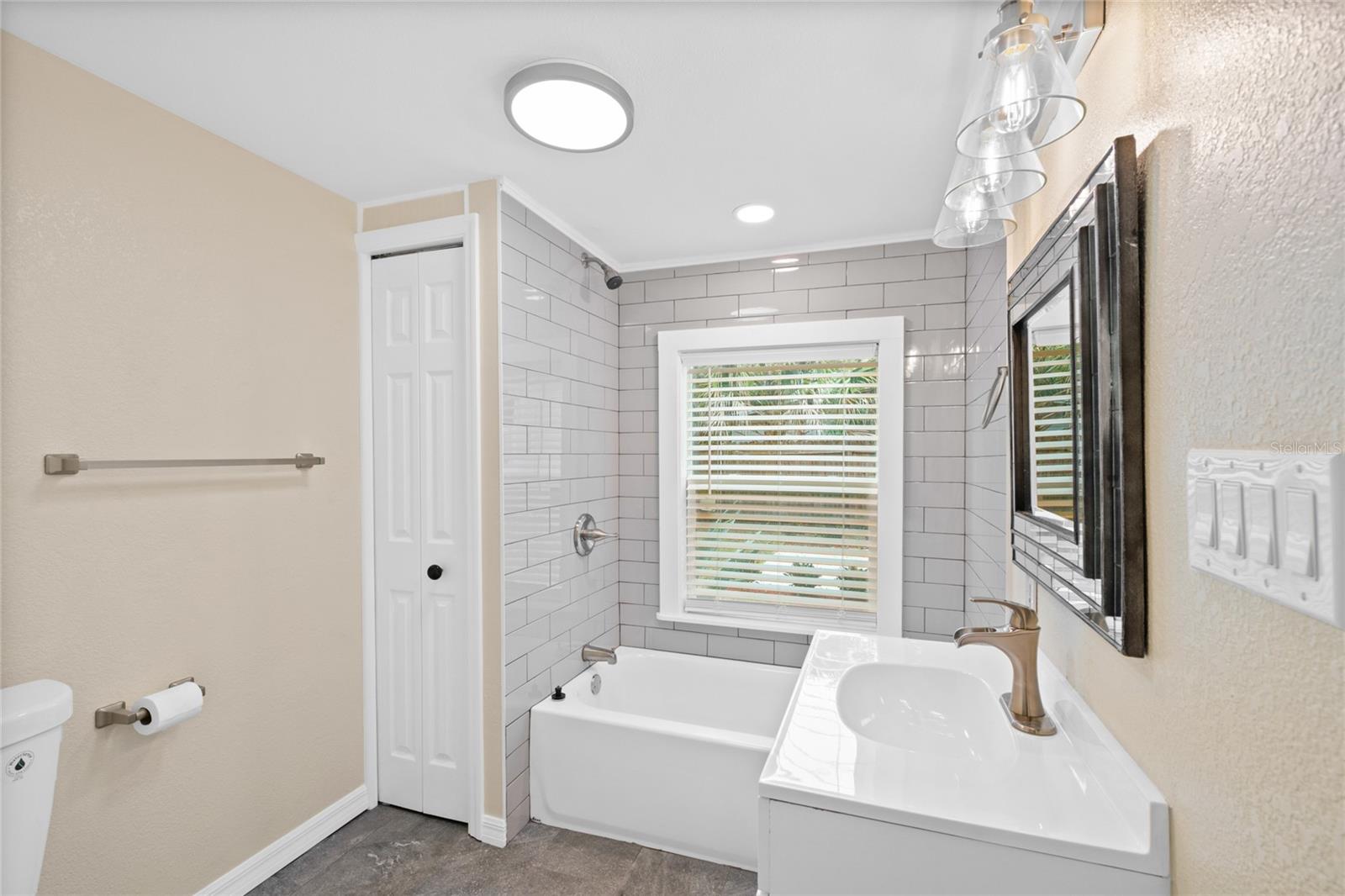 Image 18 of 39 For 245 Rhodes Street