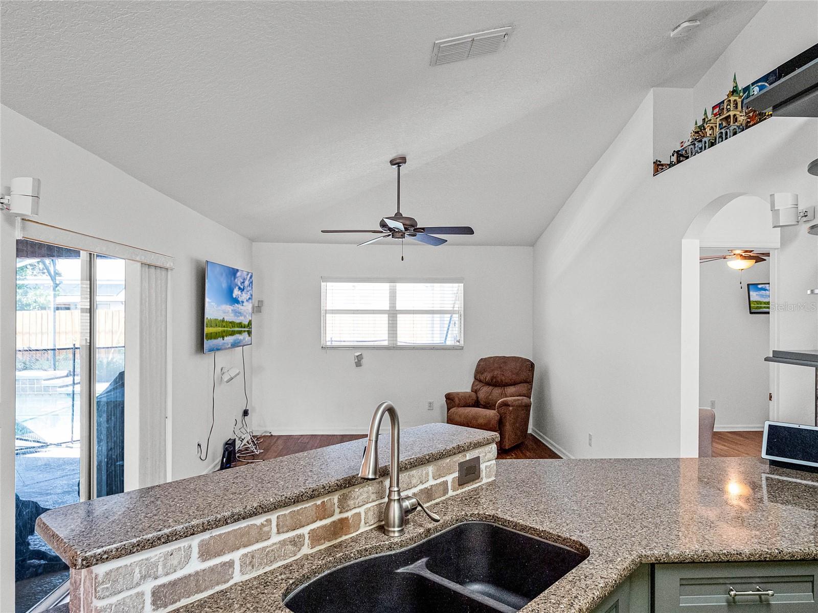 Image 16 of 39 For 794 Selby Street