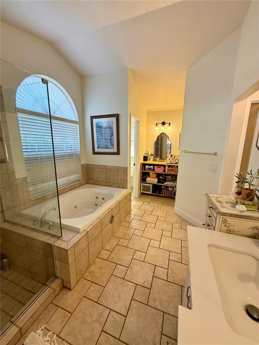 Image 21 of 48 For 819 Ardenleigh Drive