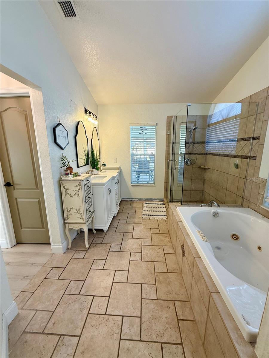 Image 23 of 48 For 819 Ardenleigh Drive