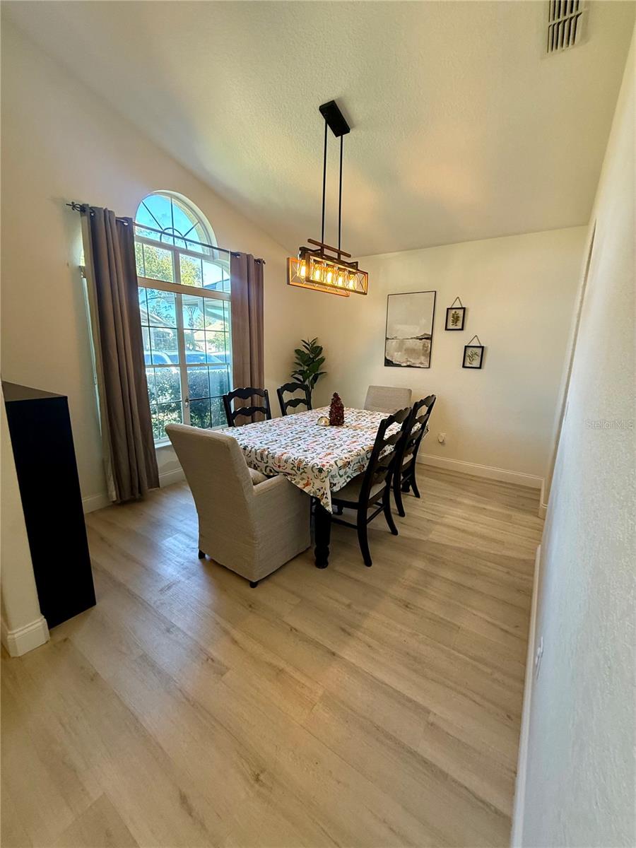 Image 5 of 48 For 819 Ardenleigh Drive