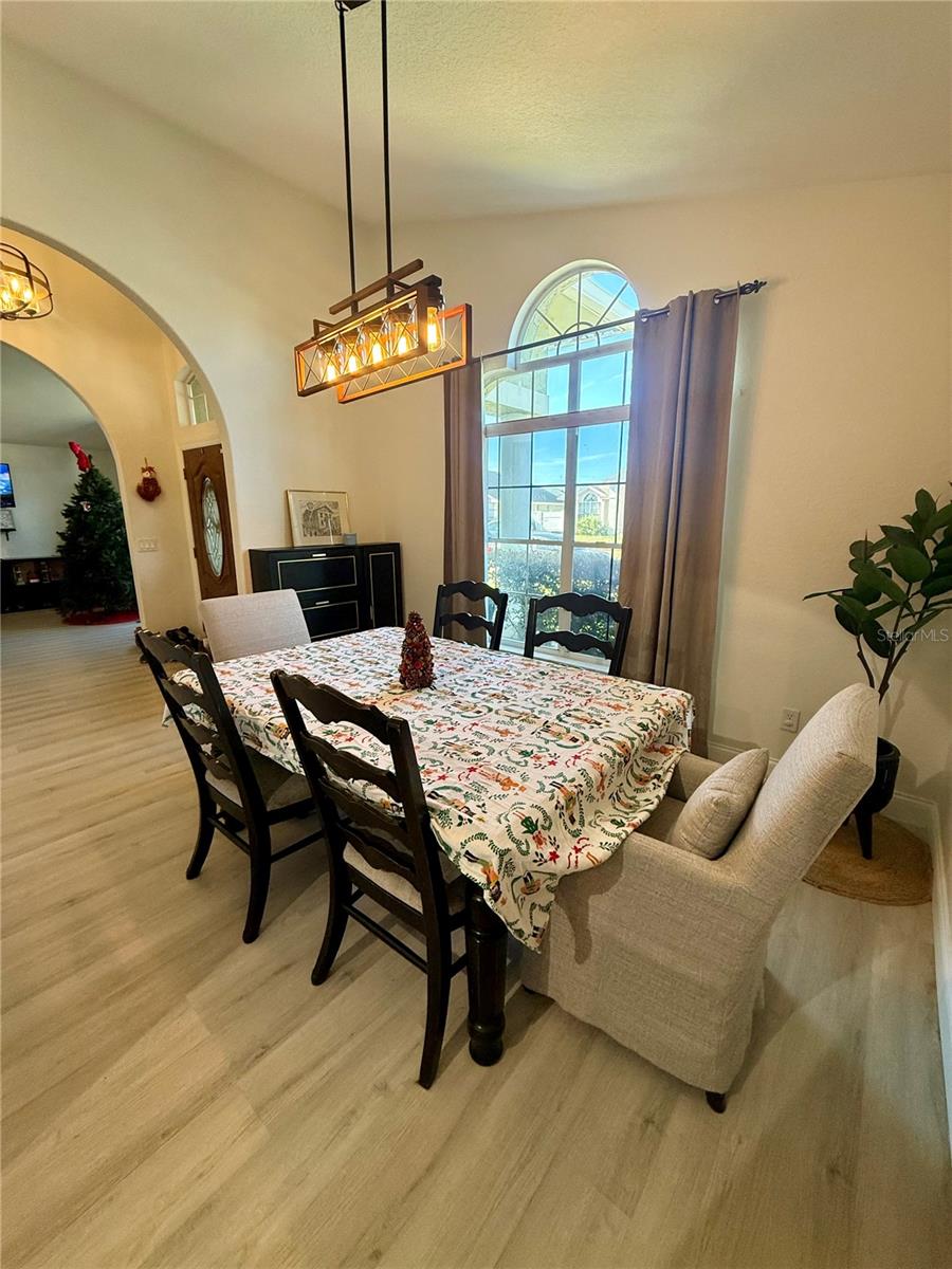 Image 6 of 48 For 819 Ardenleigh Drive