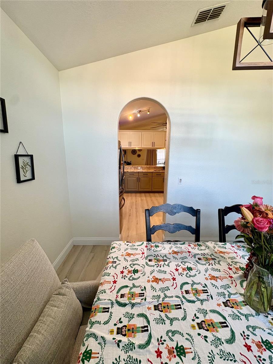 Image 7 of 48 For 819 Ardenleigh Drive