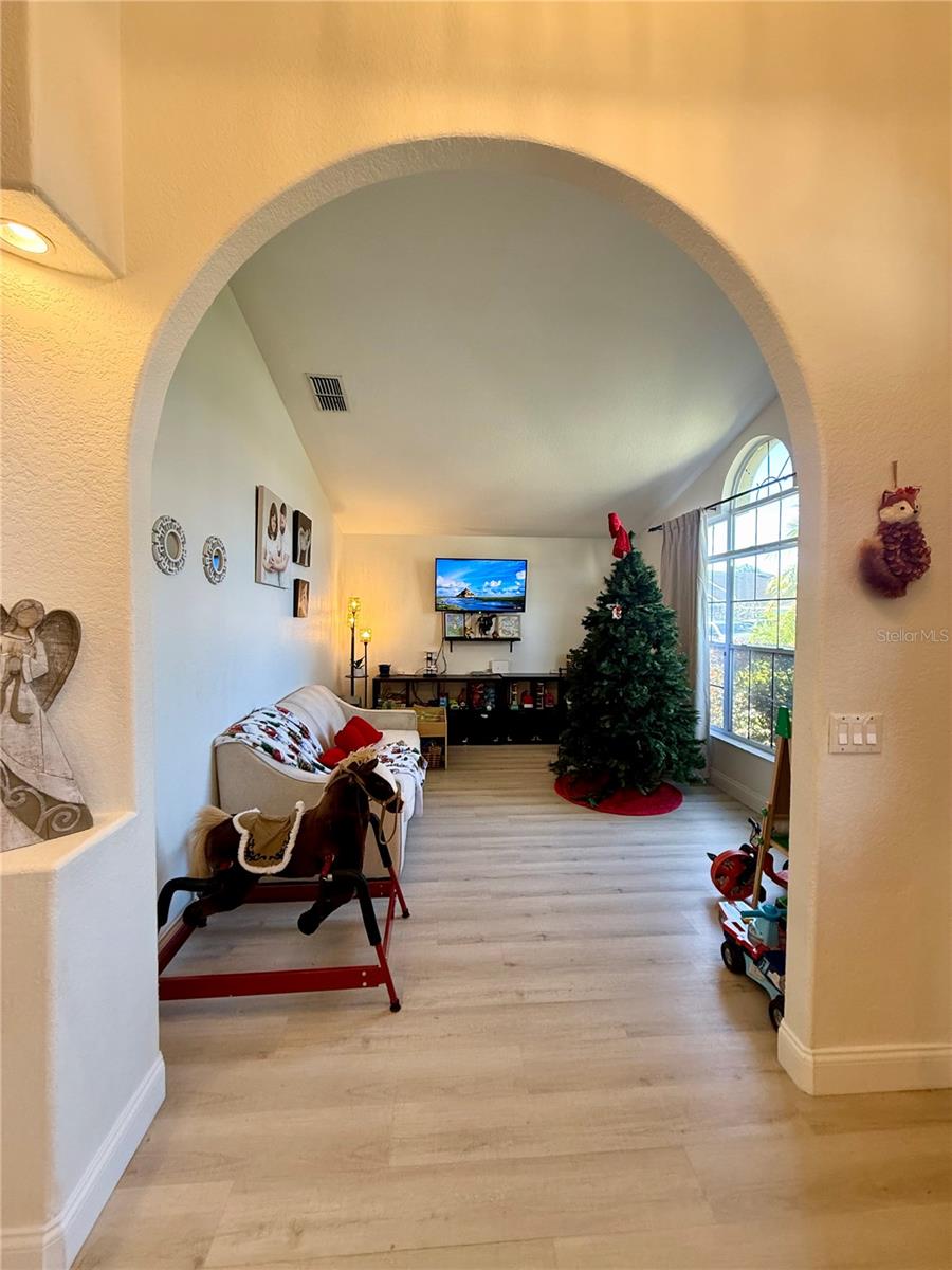 Image 8 of 48 For 819 Ardenleigh Drive