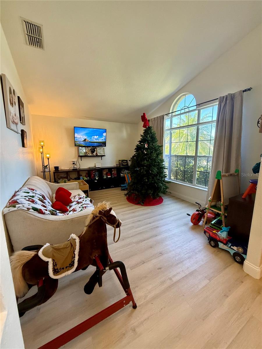 Image 9 of 48 For 819 Ardenleigh Drive