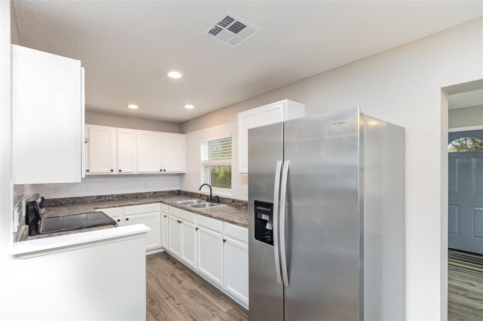 Image 13 of 33 For 2027 Rose Boulevard