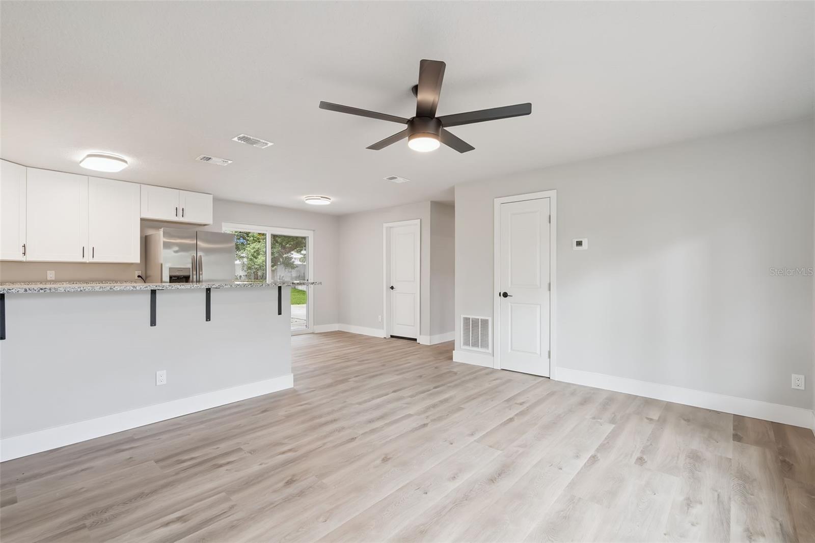 Image 11 of 40 For 140 N. Fairfax