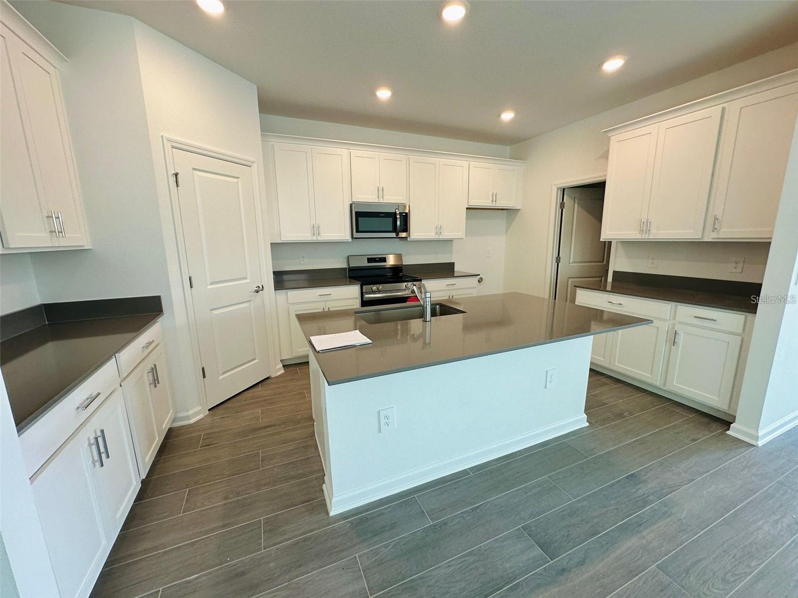 Image 6 of 26 For 2665 Armstrong Avenue