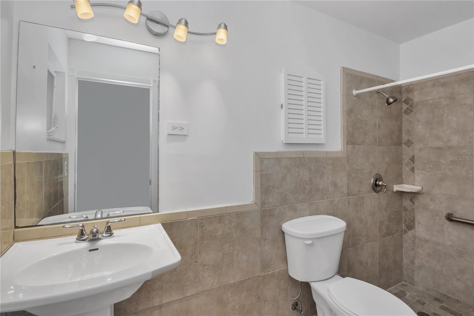 Image 26 of 33 For 445 Desoto Drive