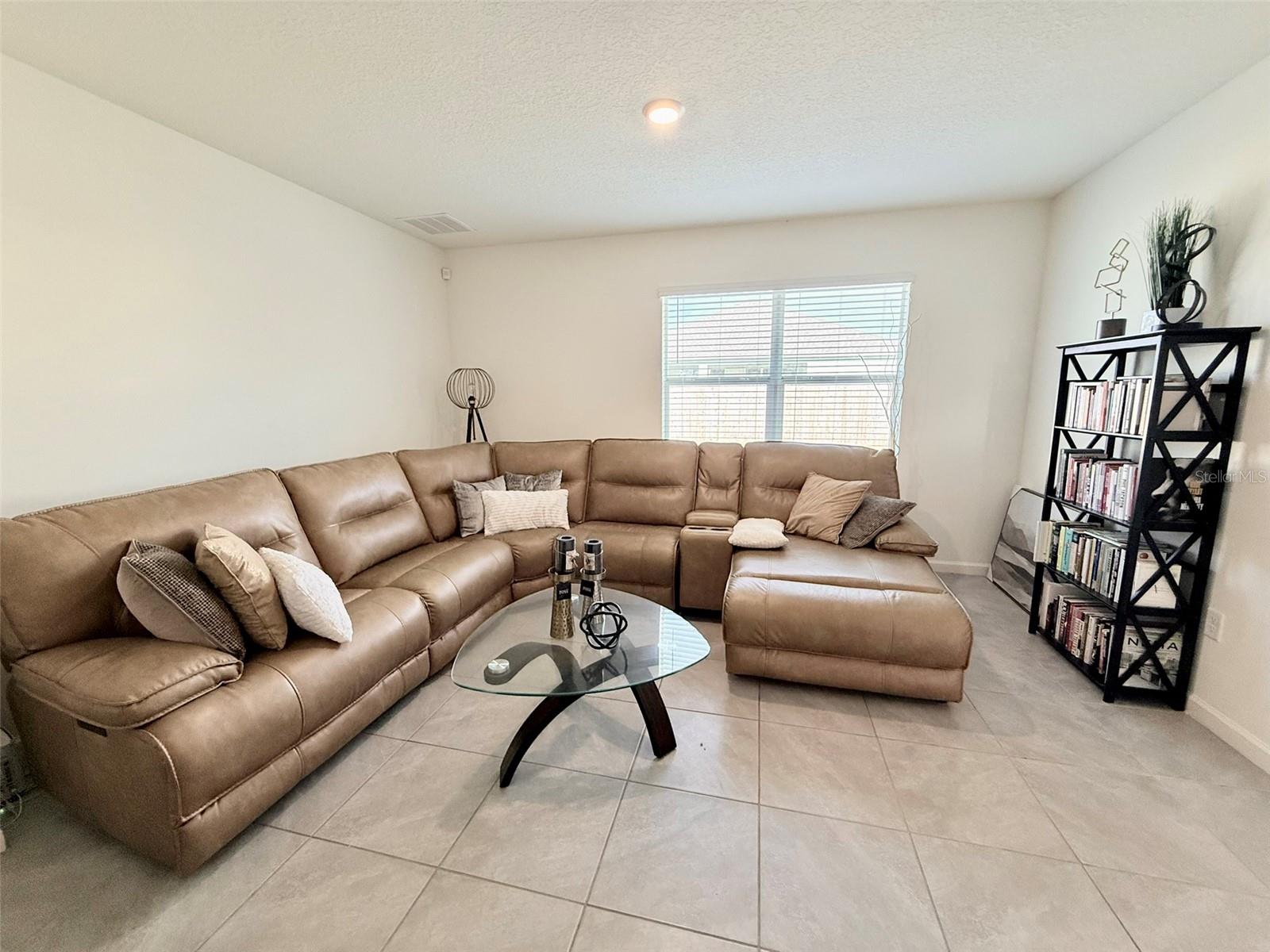 Image 10 of 37 For 517 Lacroix Avenue