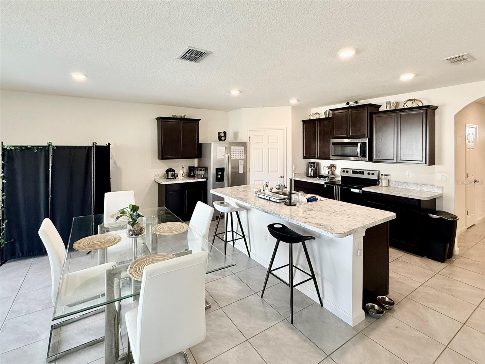 Image 7 of 37 For 517 Lacroix Avenue