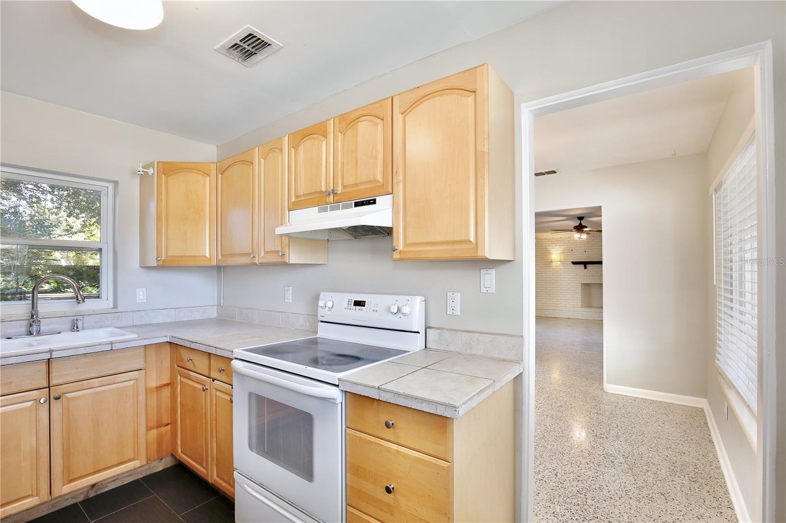 Image 11 of 52 For 427 Sunglow Court