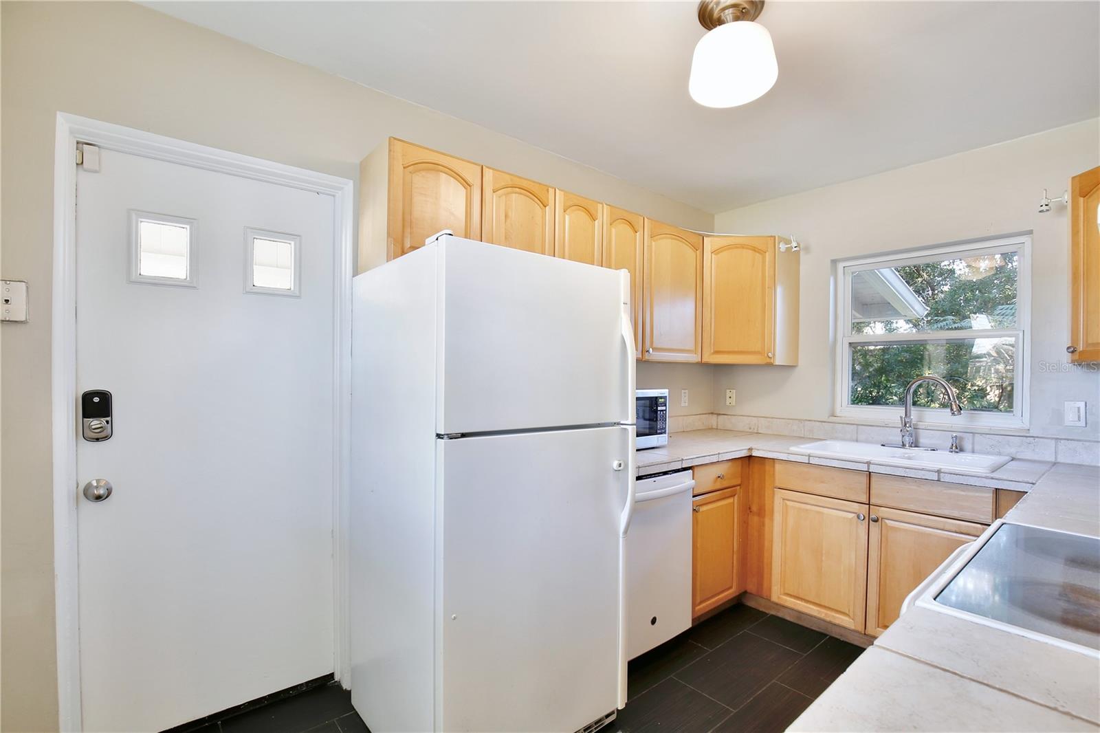 Image 13 of 52 For 427 Sunglow Court