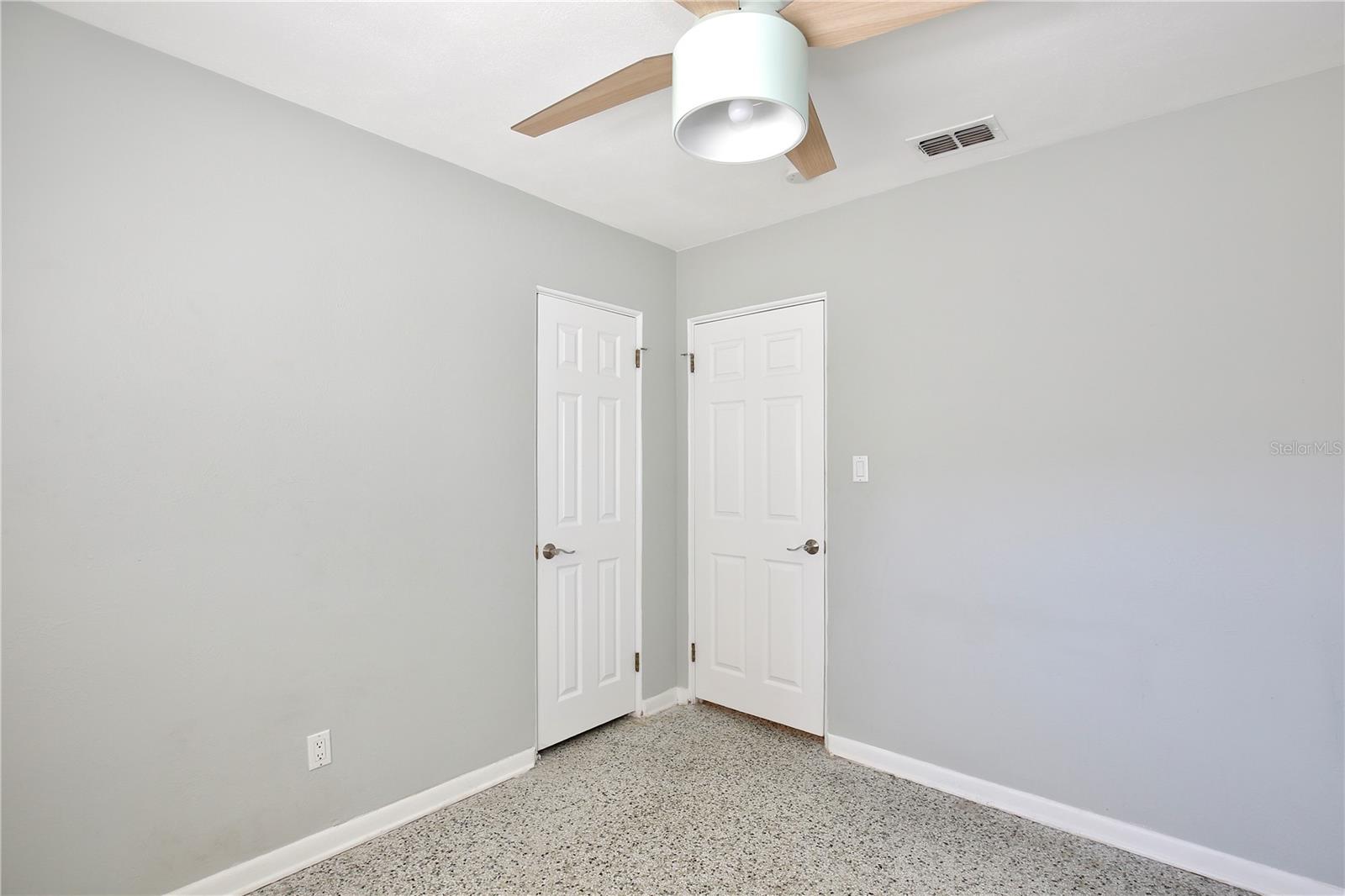 Image 19 of 52 For 427 Sunglow Court