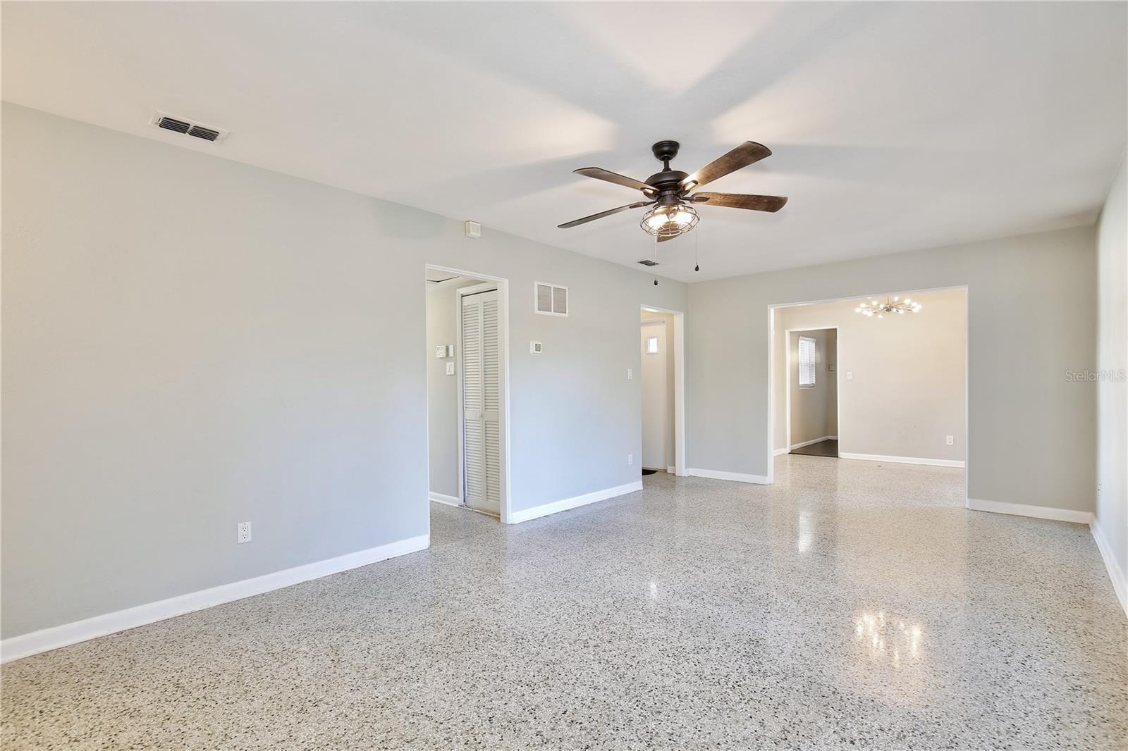 Image 7 of 52 For 427 Sunglow Court