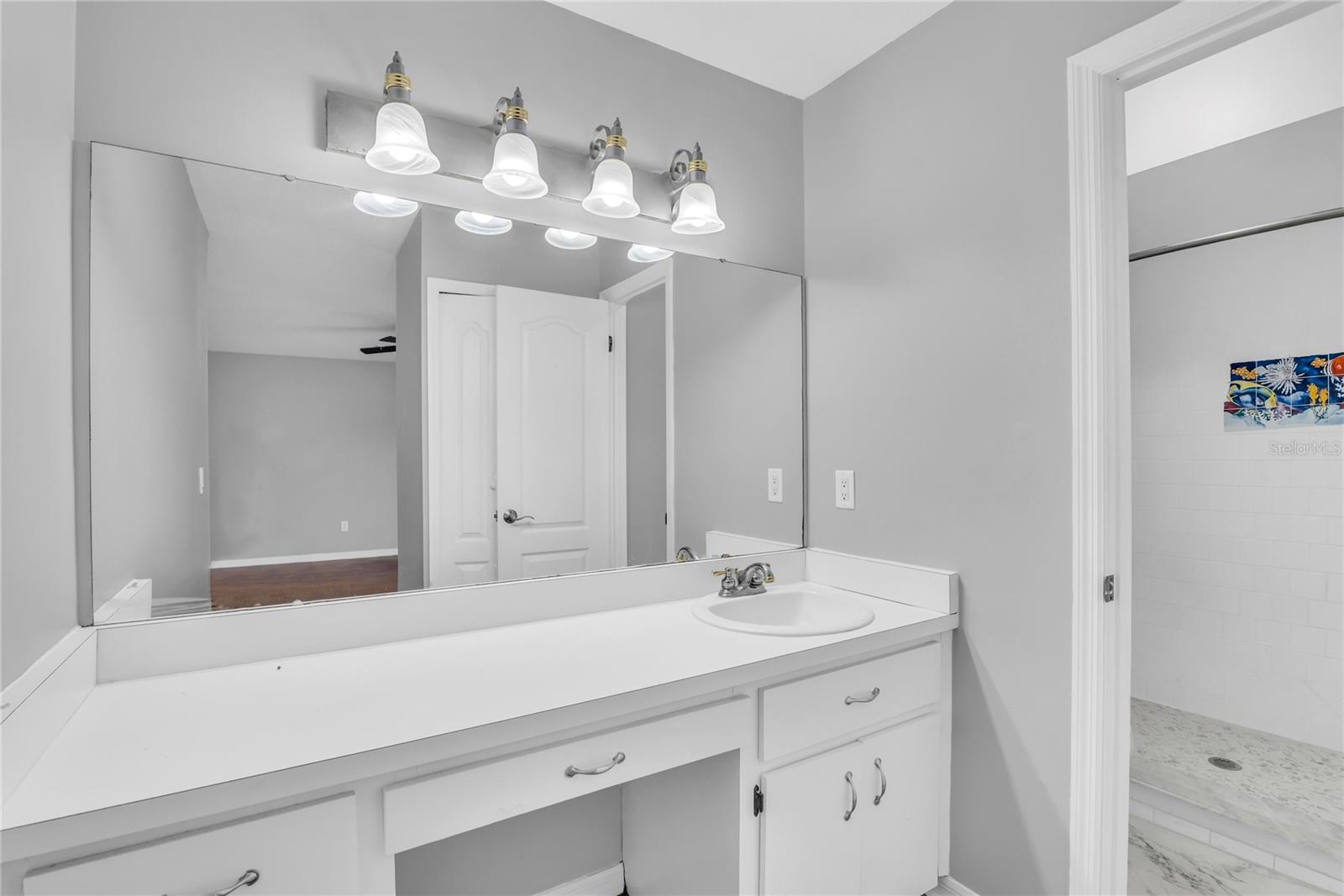 Image 14 of 25 For 641 Glenview Drive