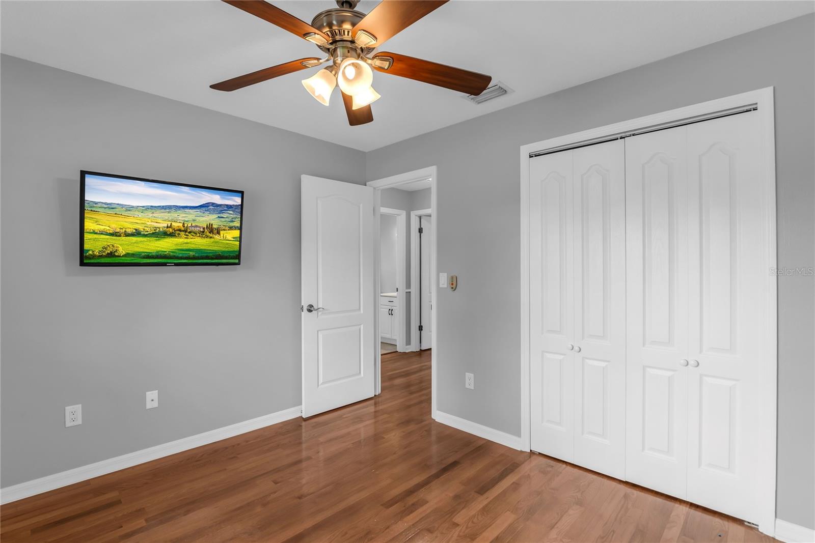 Image 17 of 25 For 641 Glenview Drive