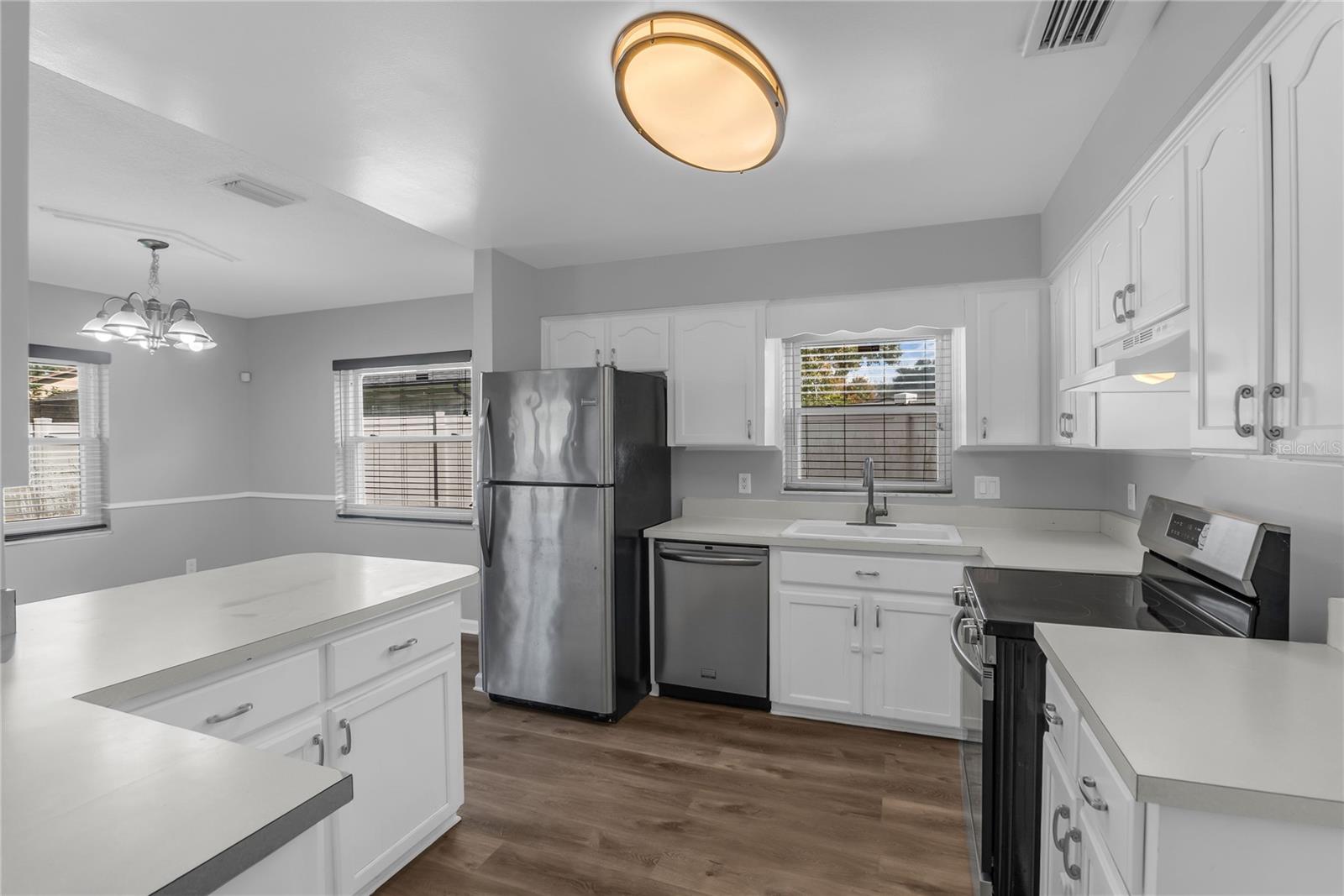 Image 2 of 25 For 641 Glenview Drive