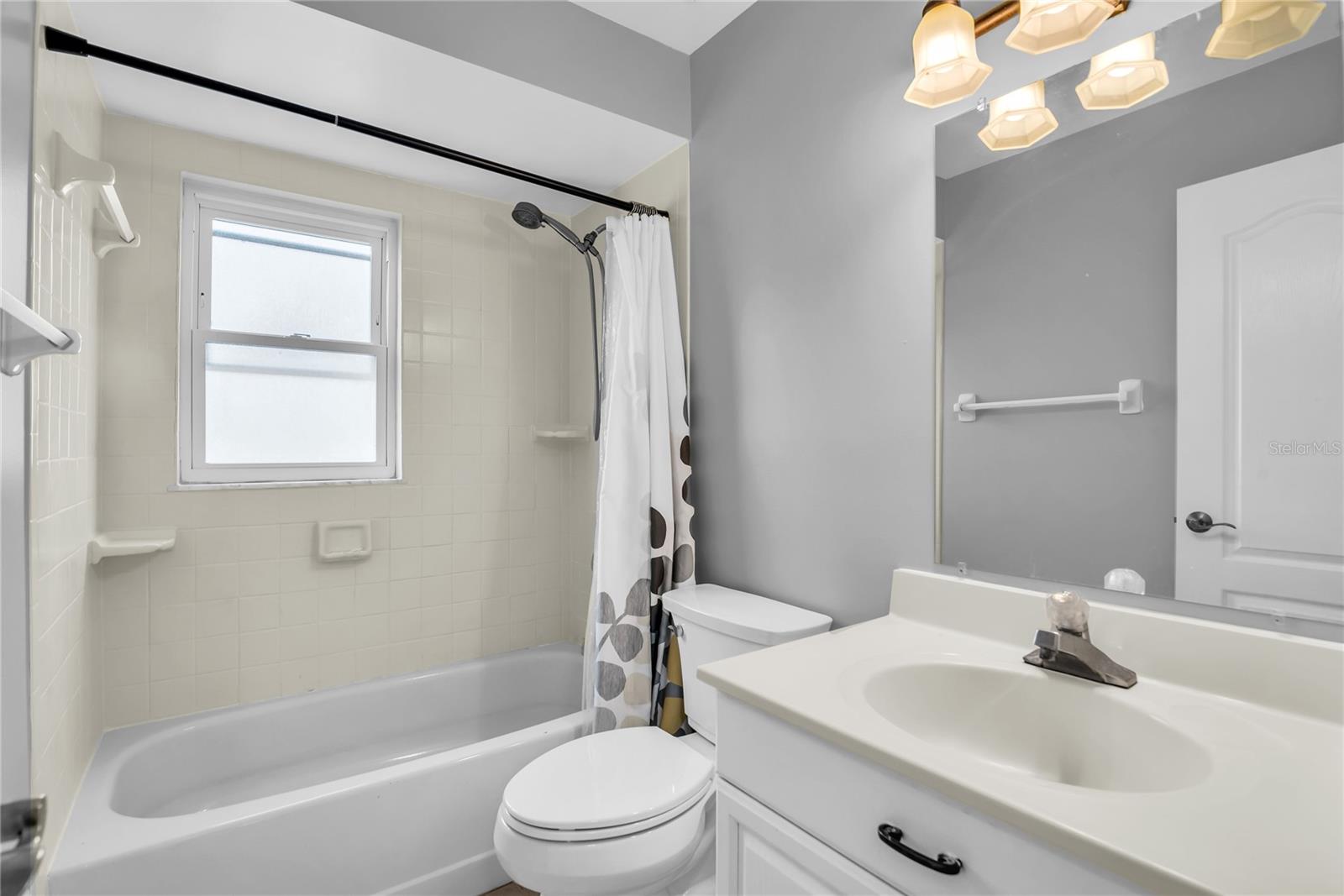 Image 20 of 25 For 641 Glenview Drive