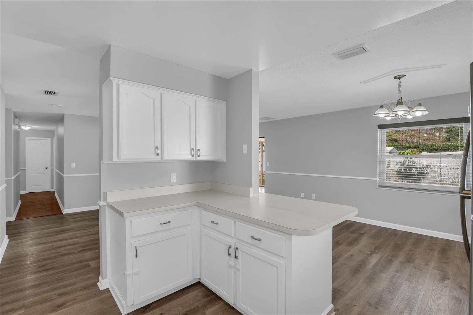 Image 4 of 25 For 641 Glenview Drive