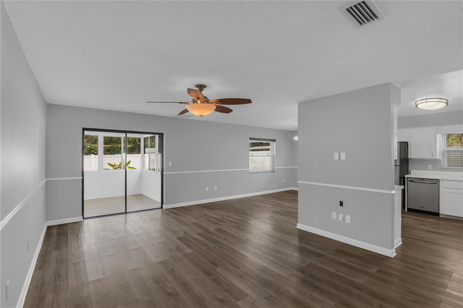 Image 5 of 25 For 641 Glenview Drive