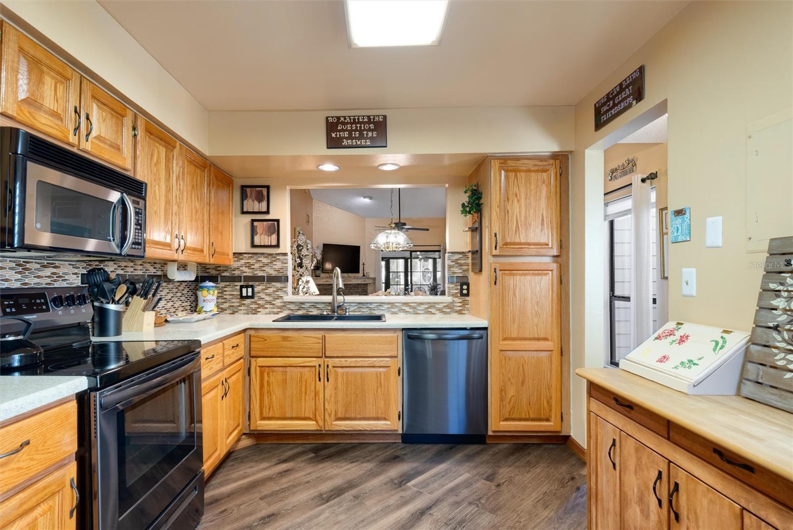 Image 12 of 56 For 2921 Clubview Drive 5l6