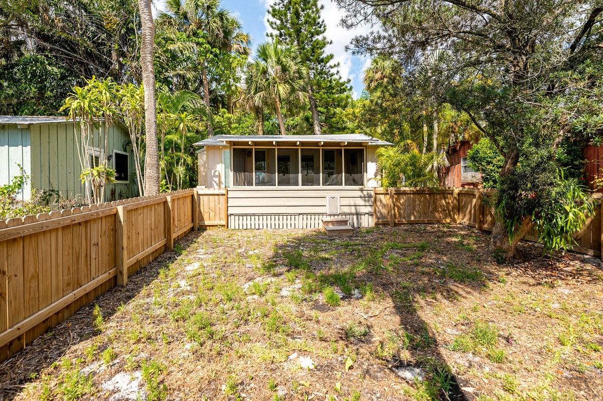 Image 15 of 43 For 13377 Indian River Dr