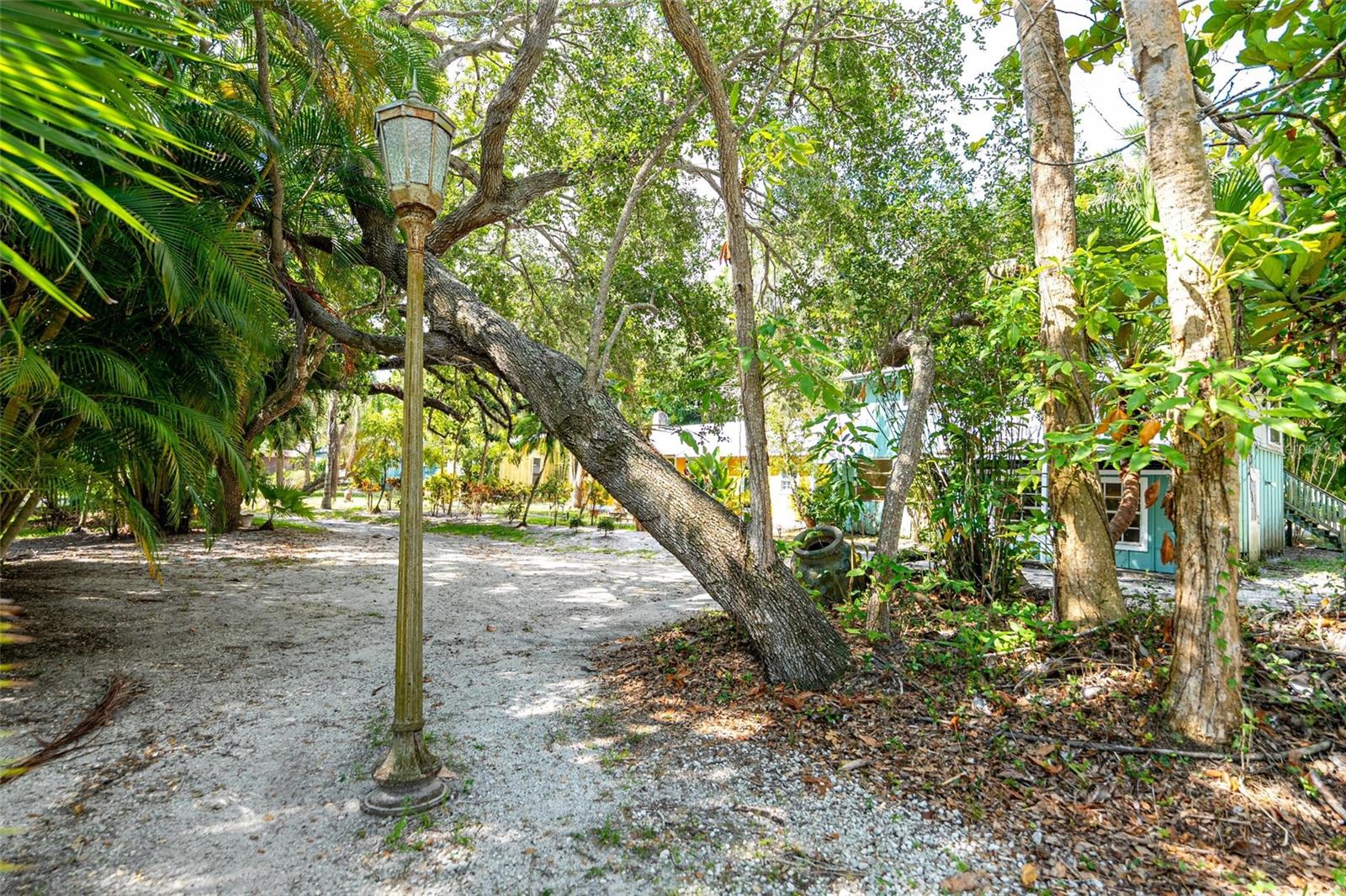 Image 26 of 43 For 13377 Indian River Dr