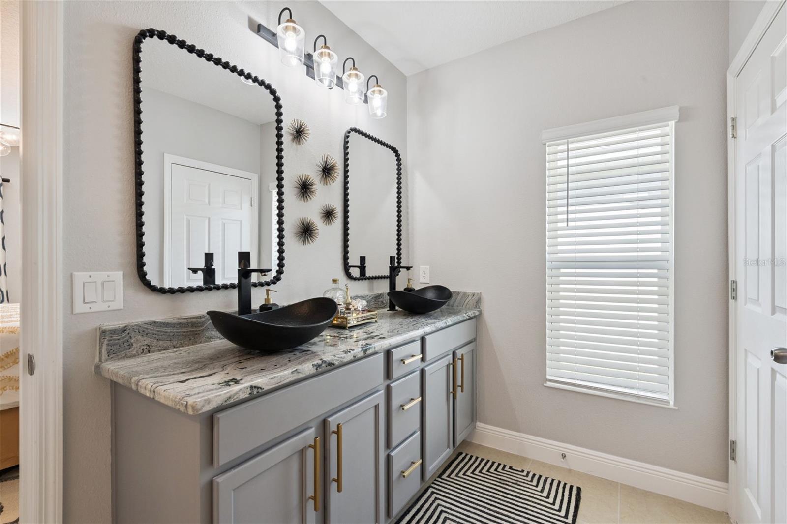 Image 26 of 52 For 325 Guadlupe Street