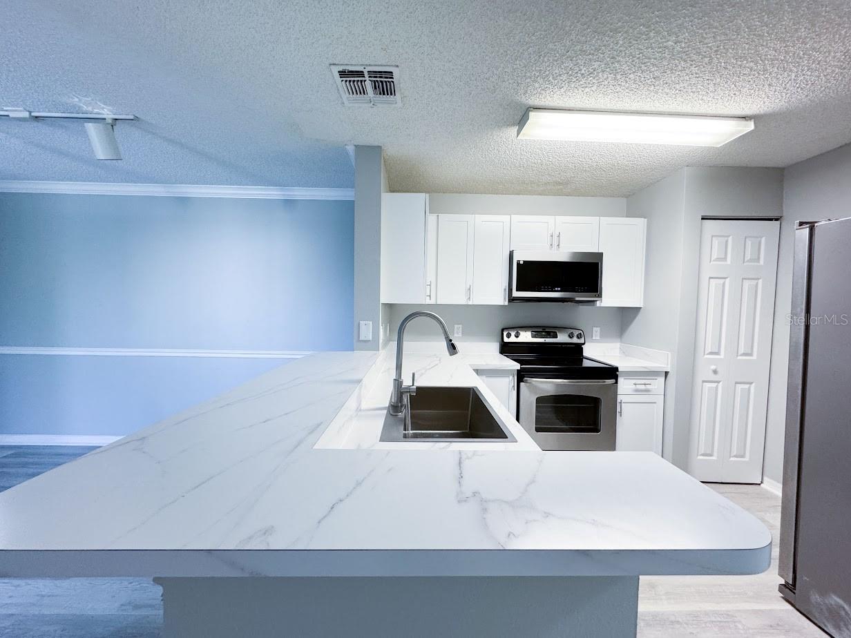 Image 4 of 45 For 1919 Summer Club Drive 309