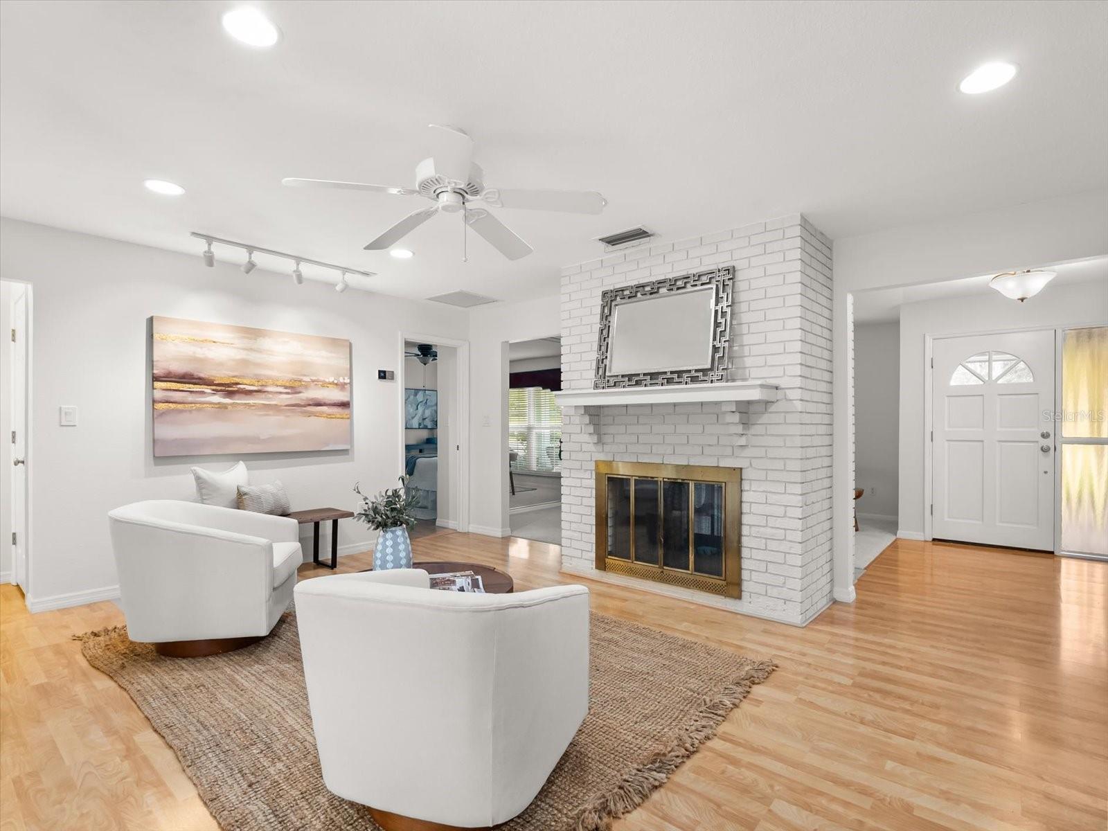 Image 6 of 45 For 300 Sweetwater Bay Court