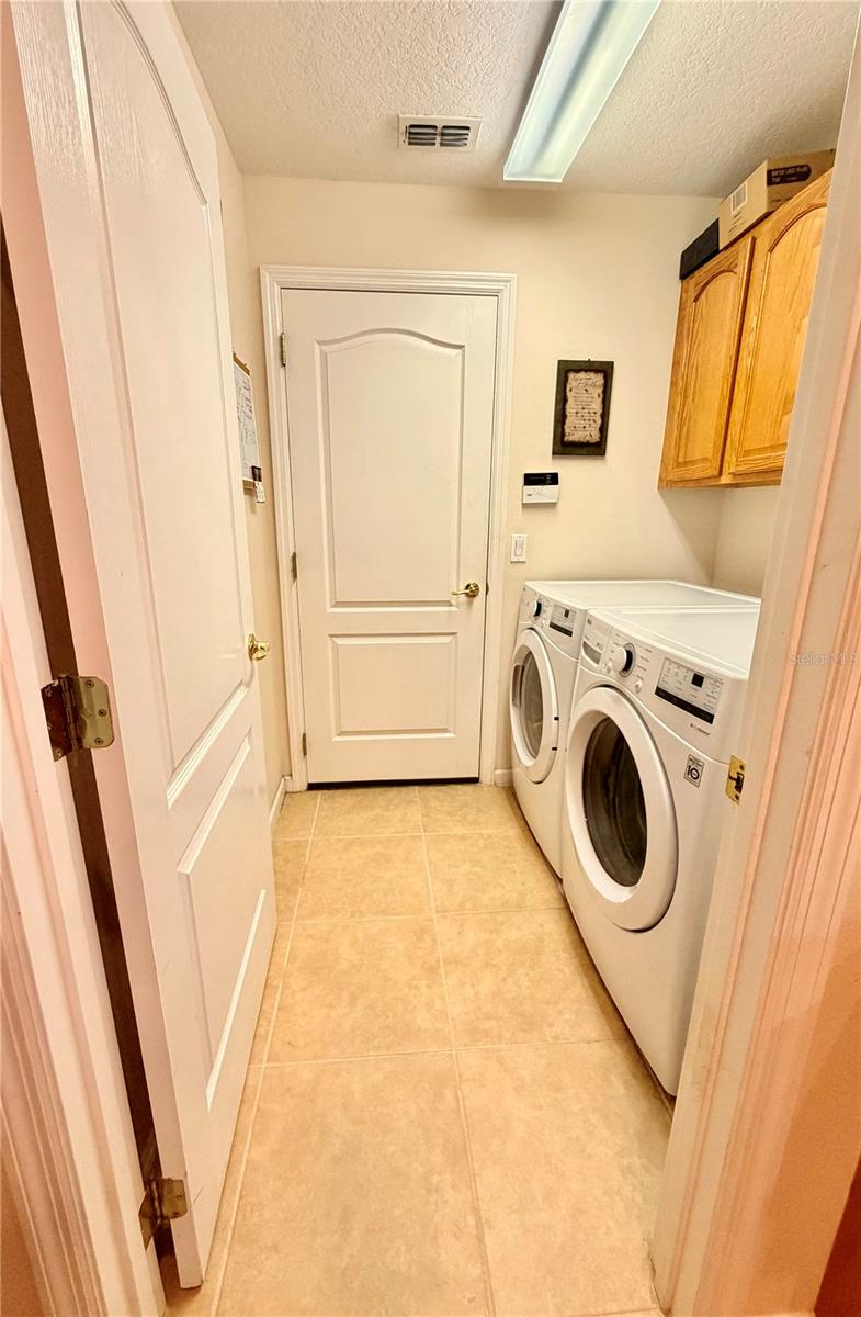 Image 19 of 48 For 838 Huntingdale Court