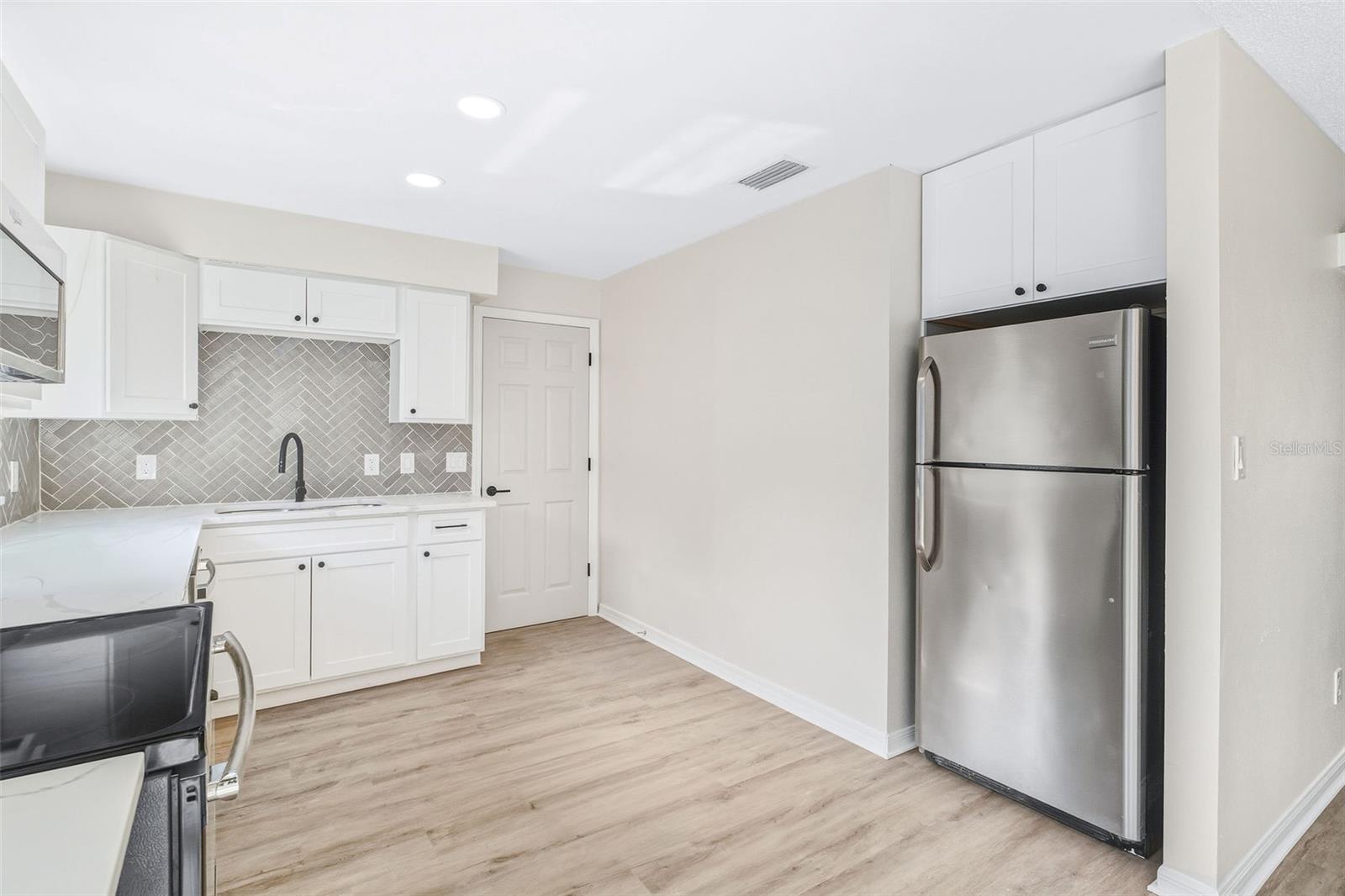 Image 4 of 18 For 4320 Carousel Road