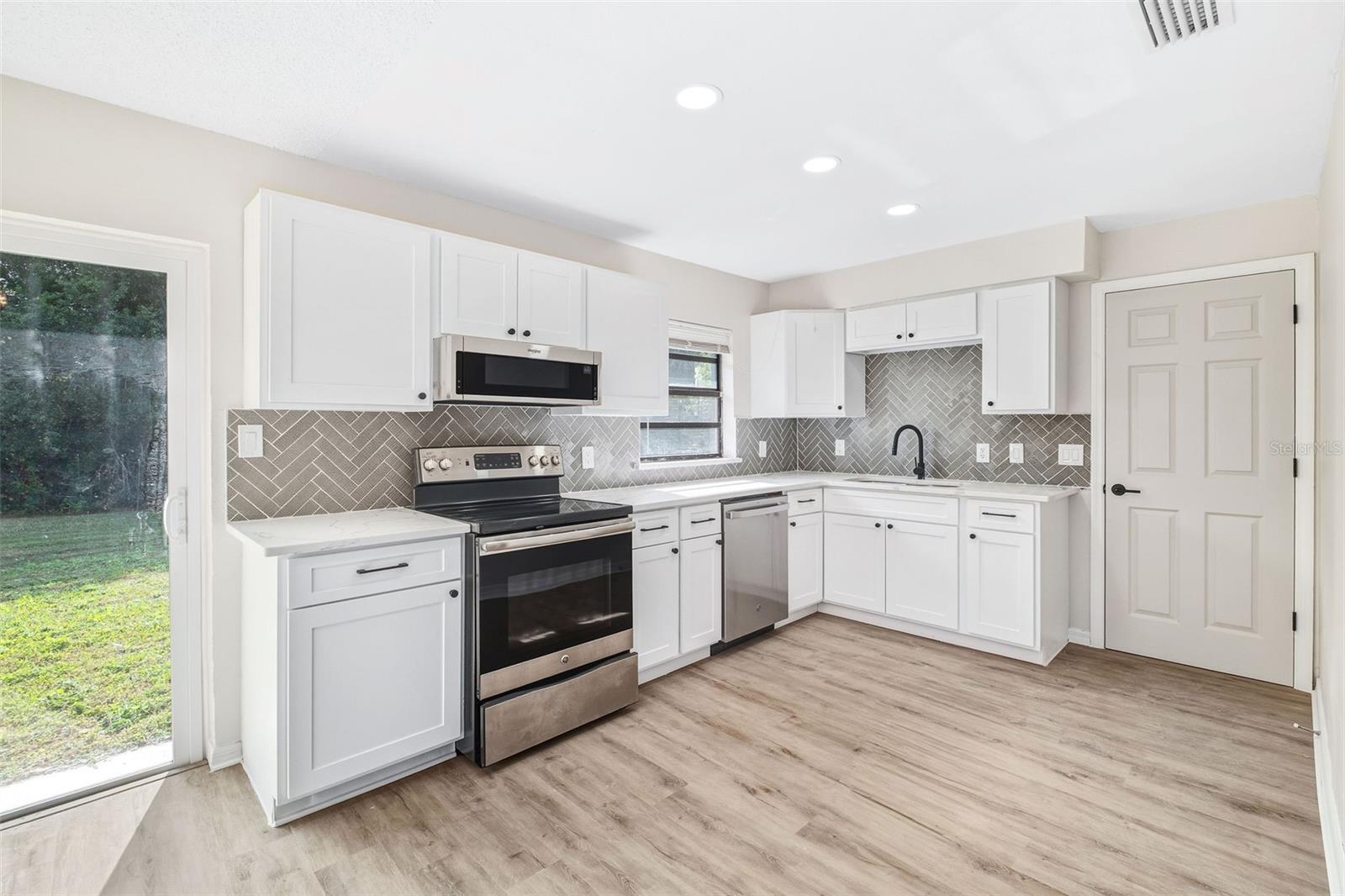 Image 6 of 18 For 4320 Carousel Road