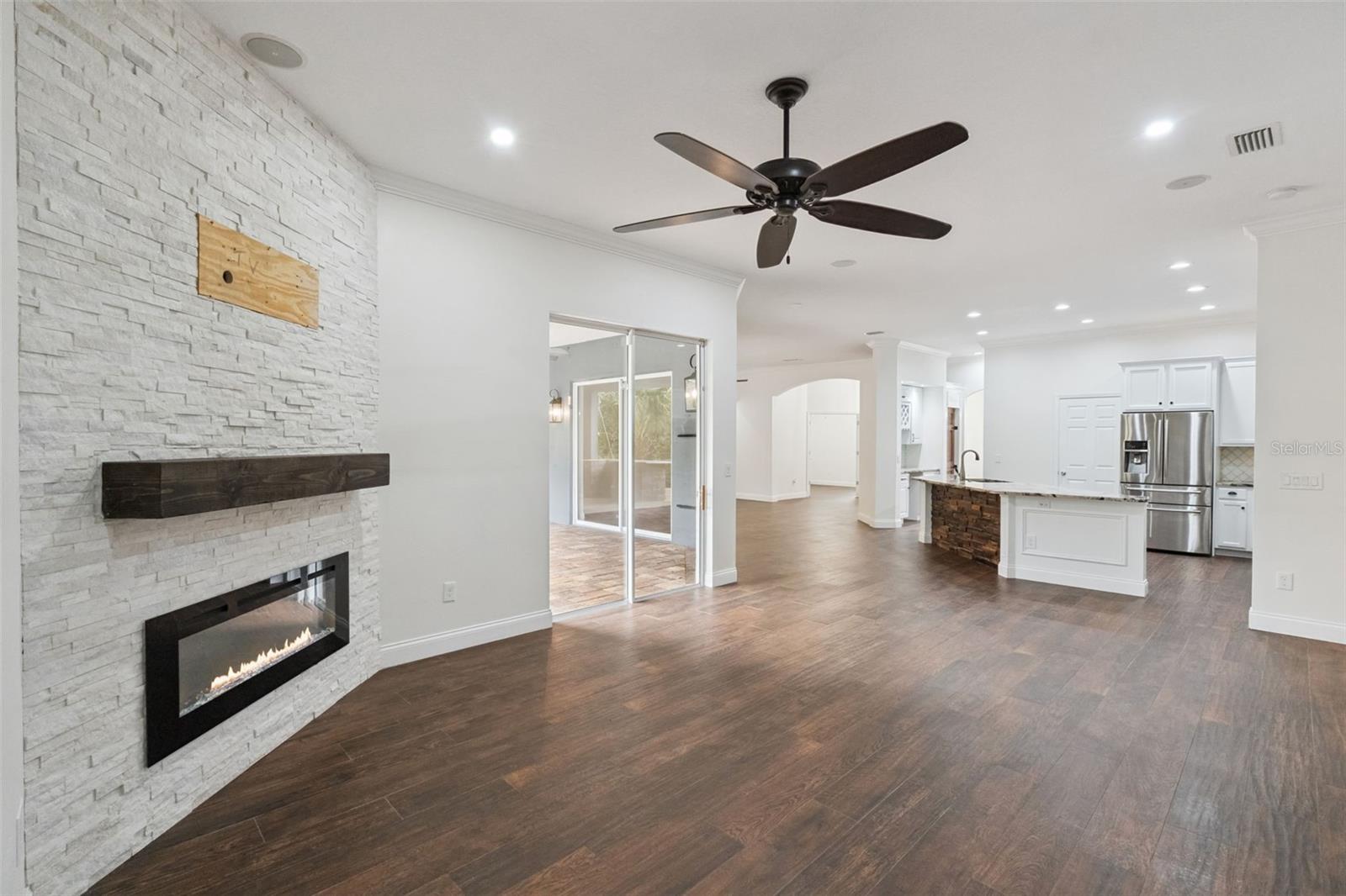 Image 14 of 67 For 833 Rock Creek Street