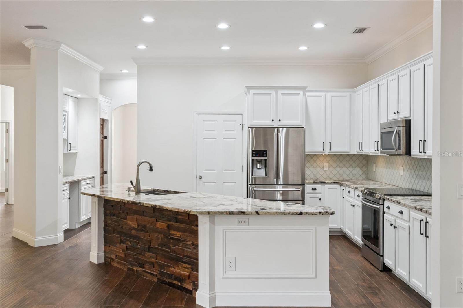 Image 17 of 67 For 833 Rock Creek Street