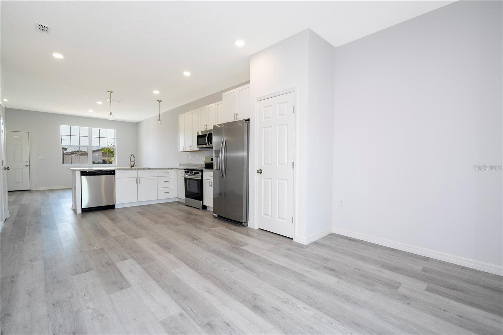 Image 18 of 27 For 833 Colville Drive