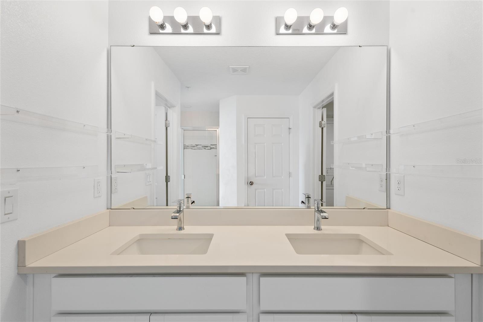 Image 23 of 35 For 10251 Highline Crest Street