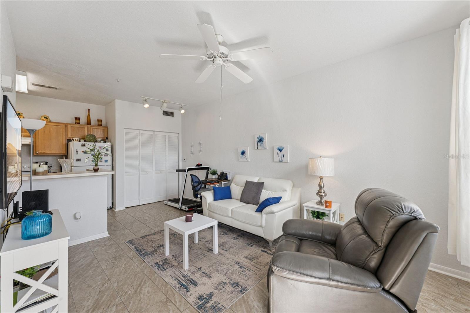 Image 7 of 27 For 9093 Lee Vista Boulevard 907