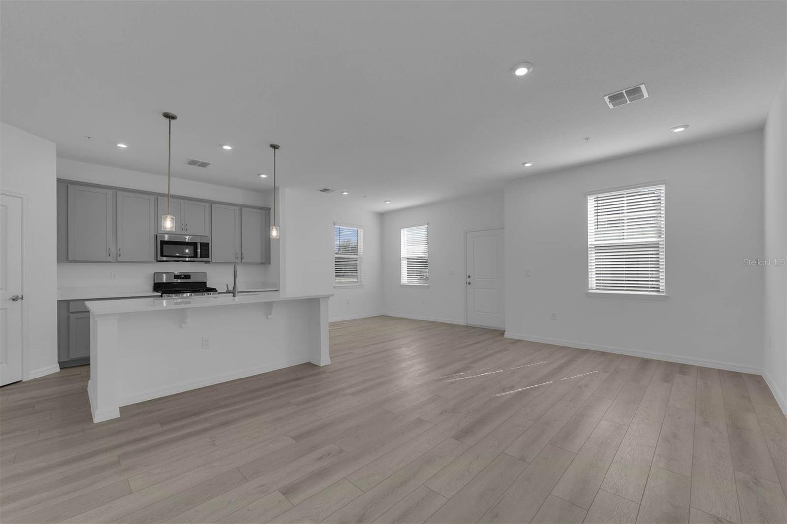 Image 8 of 55 For 523 Orient Avenue