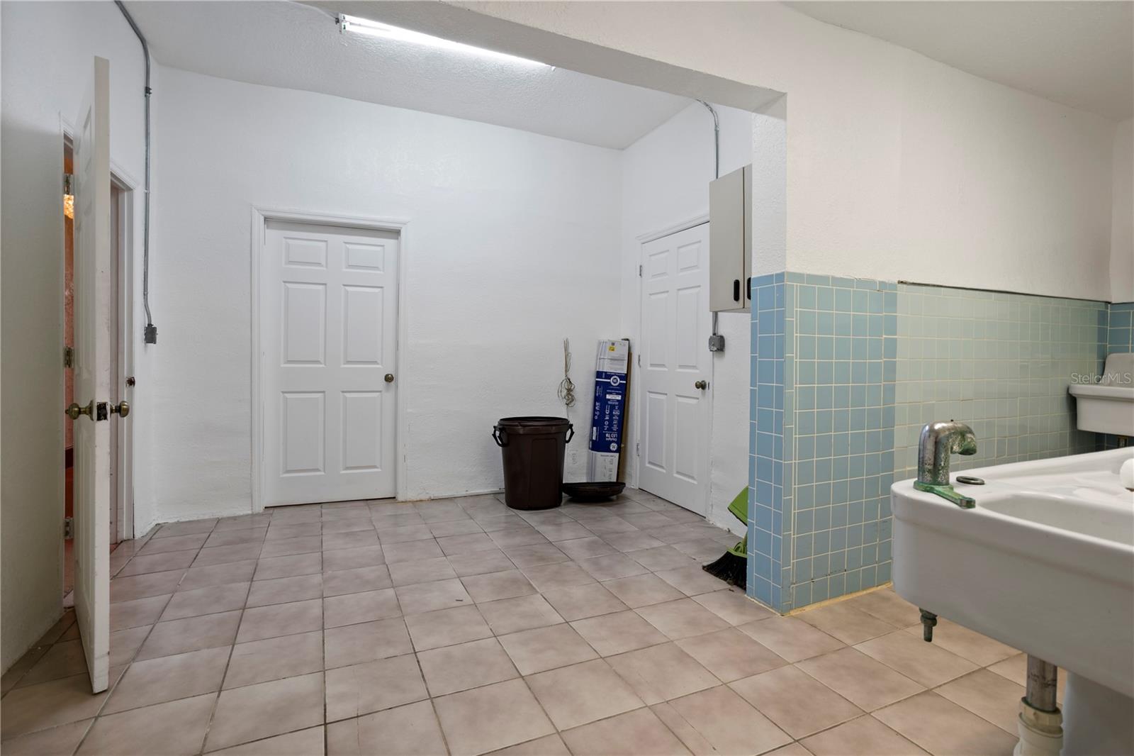 Image 13 of 49 For 900 Locust Avenue