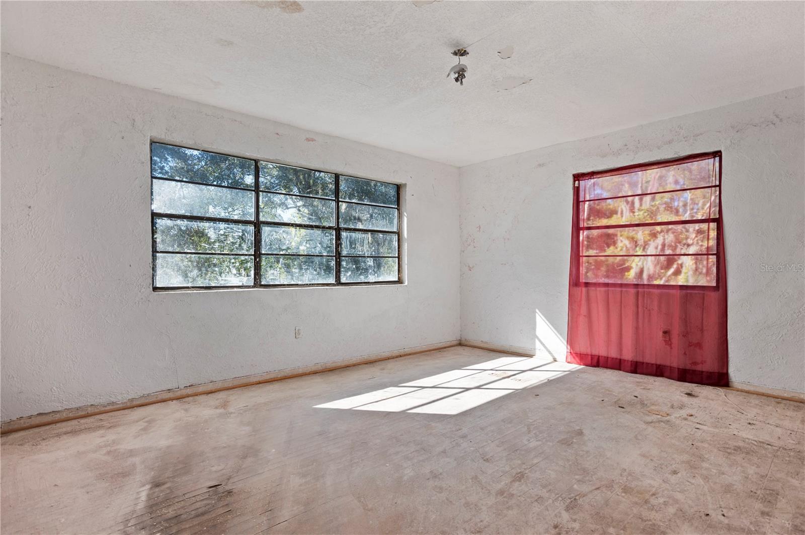 Image 16 of 49 For 900 Locust Avenue