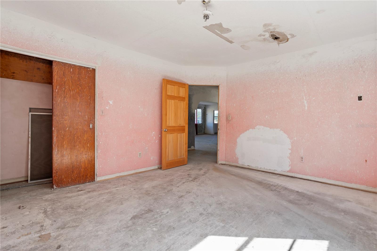 Image 17 of 49 For 900 Locust Avenue