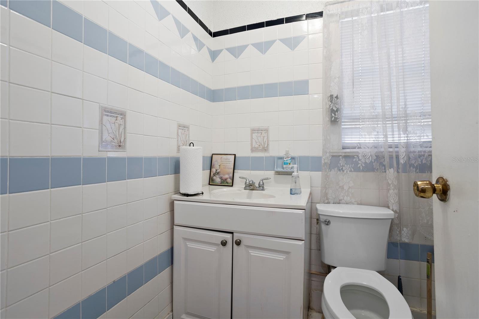 Image 20 of 49 For 900 Locust Avenue